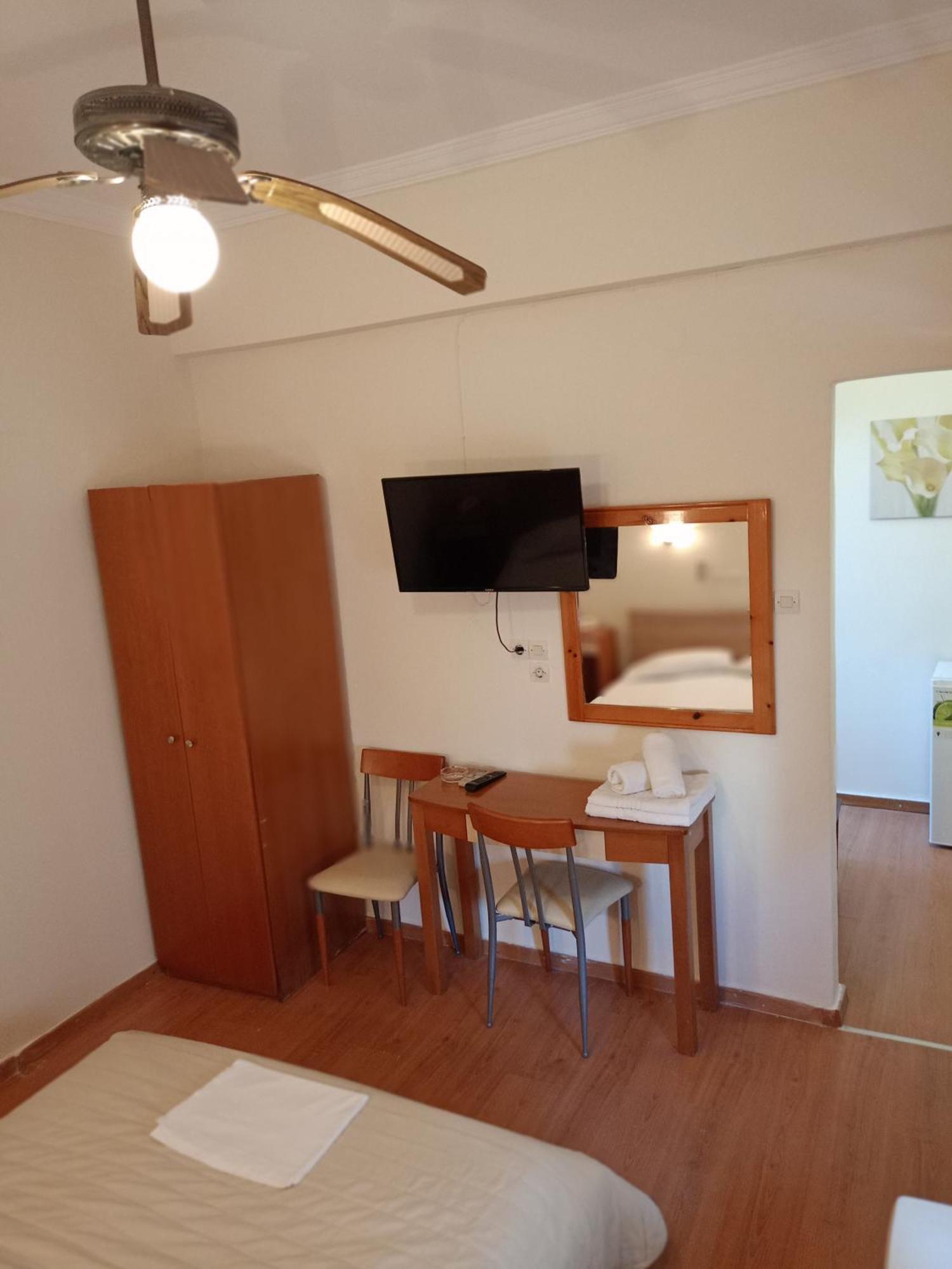 Efstratios Hotel Loutra Aidhipsou Rum bild